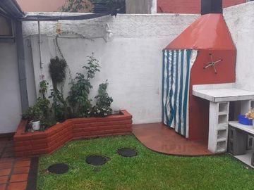 ¡OPORTUNIDAD… EXCELENTE CASA 2 AMB. EN IMPECABLE ESTADO