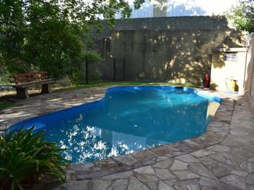 Chalet 4 Ambientes, Lote más de 1000 m2, piscina, quincho. Apto crédito