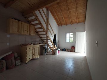EXCELENTE PH PLANTA ALTA A ESTRENAR CON ENTREPISO, HABITACIÓN, COCINA COMEDOR Y BAÑO COMPLETO CON DUCHA.