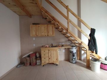 EXCELENTE PH PLANTA ALTA A ESTRENAR CON ENTREPISO, HABITACIÓN, COCINA COMEDOR Y BAÑO COMPLETO CON DUCHA.