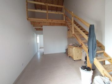 EXCELENTE PH PLANTA ALTA A ESTRENAR CON ENTREPISO, HABITACIÓN, COCINA COMEDOR Y BAÑO COMPLETO CON DUCHA.