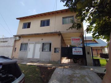 EXCELENTE PH PLANTA ALTA A ESTRENAR CON ENTREPISO, HABITACIÓN, COCINA COMEDOR Y BAÑO COMPLETO CON DUCHA.