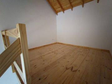 EXCELENTE PH PLANTA ALTA A ESTRENAR CON ENTREPISO, HABITACIÓN, COCINA COMEDOR Y BAÑO COMPLETO CON DUCHA.