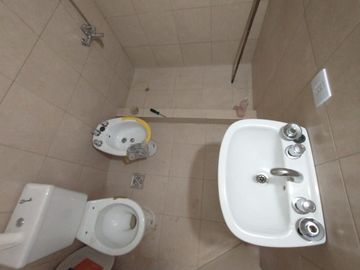 EXCELENTE PH PLANTA ALTA A ESTRENAR CON ENTREPISO, HABITACIÓN, COCINA COMEDOR Y BAÑO COMPLETO CON DUCHA.