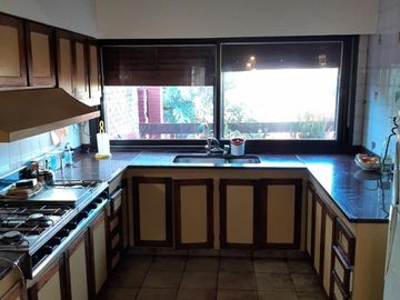 Hermosa Casa con cochera, Jardin, Pileta