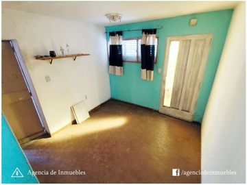 VENDE: Casa 2 Dormitorios / Hulluman 1800 -Barrio Ayacucho