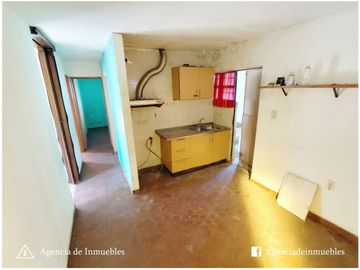 VENDE: Casa 2 Dormitorios / Hulluman 1800 -Barrio Ayacucho