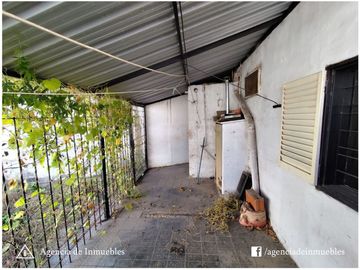 VENDE: Casa 2 Dormitorios / Hulluman 1800 -Barrio Ayacucho