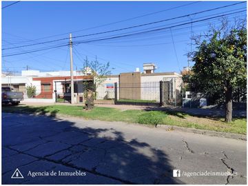 VENDE: Casa 2 Dormitorios / Hulluman 1800 -Barrio Ayacucho