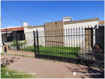 VENDE: Casa 2 Dormitorios / Hulluman 1800 -Barrio Ayacucho