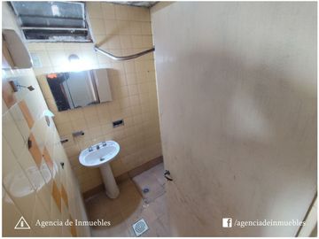 VENDE: Casa 2 Dormitorios / Hulluman 1800 -Barrio Ayacucho