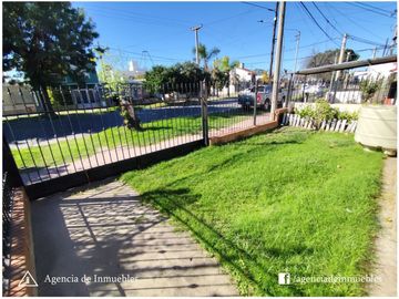 VENDE: Casa 2 Dormitorios / Hulluman 1800 -Barrio Ayacucho