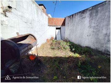 VENDE: Casa 2 Dormitorios / Hulluman 1800 -Barrio Ayacucho