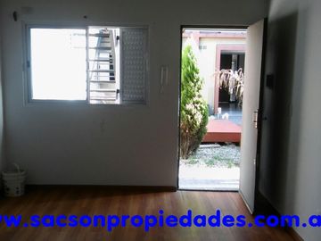 V679 Ramos Mejia departamento 1 amb.con Patio
