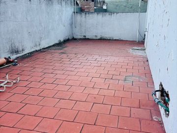 CASA EN LOTE PROPIO CON FONDO LIBRE Y PISCINA.