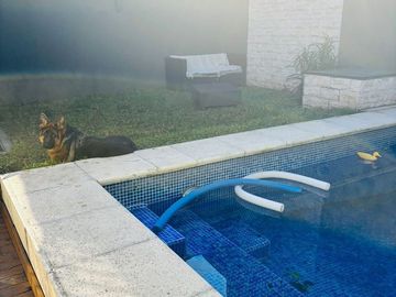 CASA EN LOTE PROPIO CON FONDO LIBRE Y PISCINA.