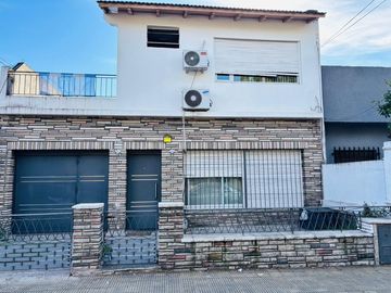 CASA EN LOTE PROPIO CON FONDO LIBRE Y PISCINA.