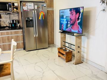 CASA EN LOTE PROPIO CON FONDO LIBRE Y PISCINA.