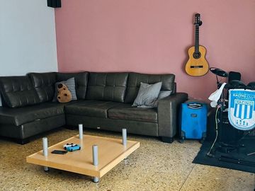CASA EN LOTE PROPIO CON FONDO LIBRE Y PISCINA.