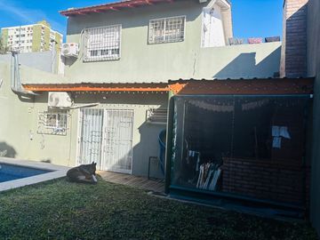 CASA EN LOTE PROPIO CON FONDO LIBRE Y PISCINA.