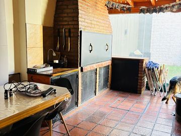 CASA EN LOTE PROPIO CON FONDO LIBRE Y PISCINA.