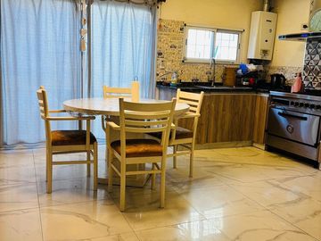 CASA EN LOTE PROPIO CON FONDO LIBRE Y PISCINA.