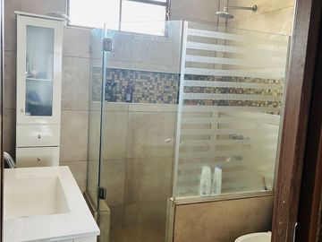 CASA EN LOTE PROPIO CON FONDO LIBRE Y PISCINA.