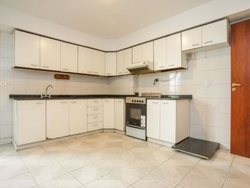 Venta  4 ambientes más dependencia  con Cochera