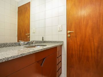 Venta  4 ambientes más dependencia  con Cochera