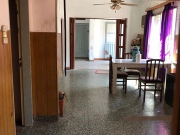 venta casa con cochera cubierta, terreno propio 10x30 amplia y provechoso para nucleo familiar