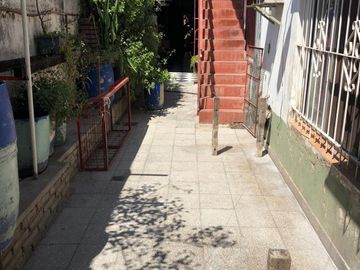 venta casa con cochera cubierta, terreno propio 10x30 amplia y provechoso para nucleo familiar