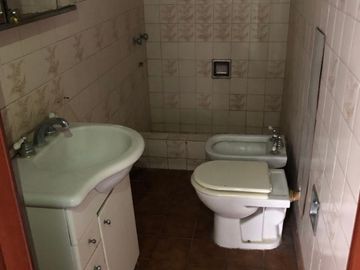 venta casa con cochera cubierta, terreno propio 10x30 amplia y provechoso para nucleo familiar
