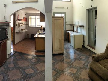 venta casa con cochera cubierta, terreno propio 10x30 amplia y provechoso para nucleo familiar