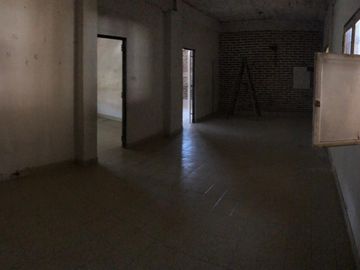 venta casa con cochera cubierta, terreno propio 10x30 amplia y provechoso para nucleo familiar