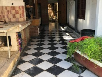 venta casa con cochera cubierta, terreno propio 10x30 amplia y provechoso para nucleo familiar