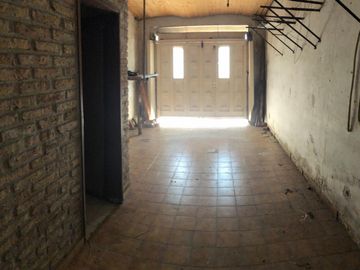 venta casa con cochera cubierta, terreno propio 10x30 amplia y provechoso para nucleo familiar