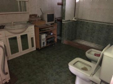 venta casa con cochera cubierta, terreno propio 10x30 amplia y provechoso para nucleo familiar