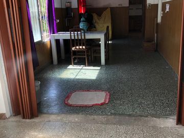 venta casa con cochera cubierta, terreno propio 10x30 amplia y provechoso para nucleo familiar