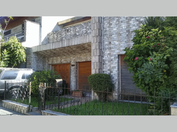 Casa en Venta en Versalles 3 ambientes 131 m2, 2 baños + terraza con quincho con parrilla, más garage y espacio guardacoches – Ruiz de los Llanos 1300