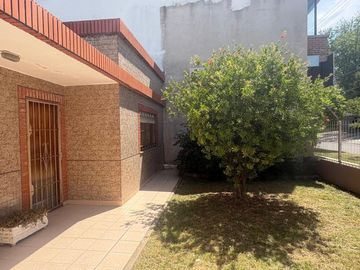 VENTA CASA CON LOCALES Y DEPTO EN SAN MIGUEL