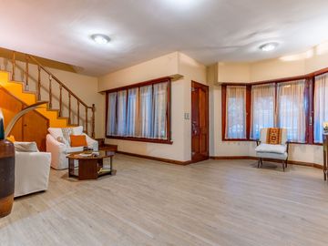 Casa 7 amb con parque y garage en Martinez
