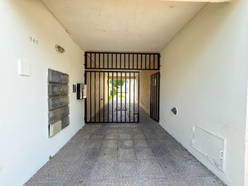 VENTA DEPTO 2 DORM. C/ ESTACIONAMIENTO ZONA CENTRO