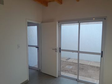 Casa a estrenar en venta en Barrio Natania 58