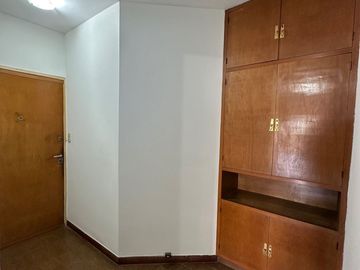 Monoamb. divisible en alquiler c/ balcón luminoso