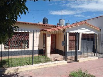 VENTA CASA TRES DORMITORIOS COCHERA EN CRISOL SUD