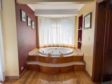 VENTA PERMUTA CASA DE CATEGORIA 7 AMBIENTES LELOIR