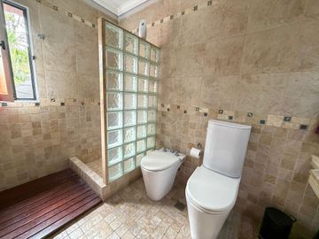 VENTA PERMUTA CASA DE CATEGORIA 7 AMBIENTES LELOIR