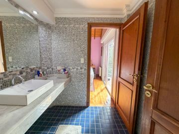VENTA PERMUTA CASA DE CATEGORIA 7 AMBIENTES LELOIR