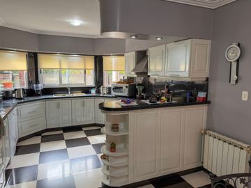 VENTA PERMUTA CASA DE CATEGORIA 7 AMBIENTES LELOIR