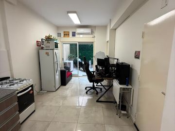 MONOAMBIENTE EN VENTA CON PATIO EN FLORES
